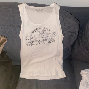 Guess linne - Snyggt linne, inte min stil längre men Inge fel!❤️‍🔥 skriv om ni vill ha fler bilder💋