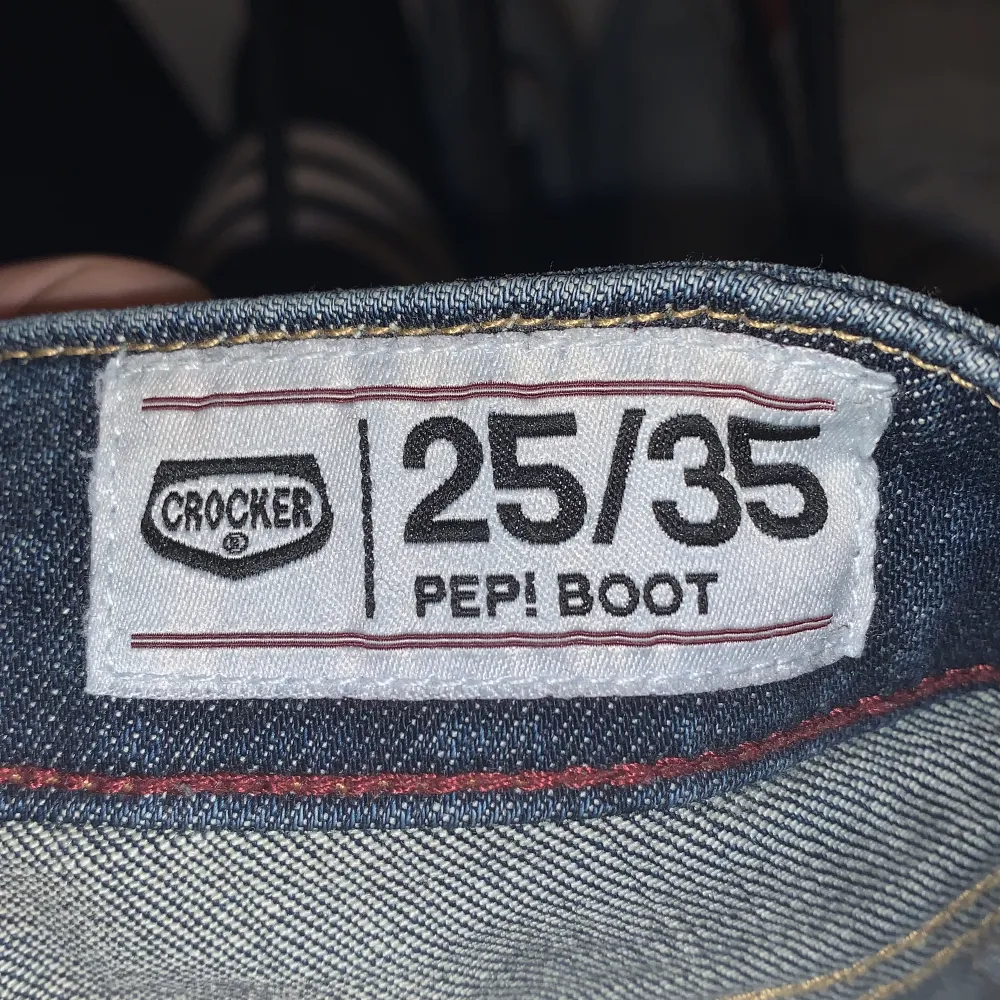 Jätte fina vintage jeans i storlek xs-s och bra längd. De är lite tajta i midjan och det är därför jag säljer de . Jeans & Byxor.