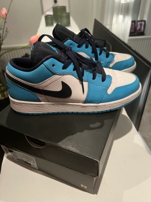 Air Jordan 1 Low Unc Low - Sparsamt använda Jordans strlk 40 (passar 39 då dom är mindre i storlek) Inköpta på ”WavyKicks” för 2099kr. Kartong och kvitto på betalning finns! 