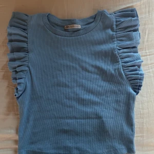 Topp - Säljer denna söta topp från Zara i stl M. Den är i nyskick då den aldrig är använd pga köpte fel storlek.