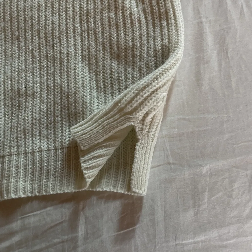 Fin stickad tröja från vero moda med små slitsar på sidorna längta ned, väl använd, tecken på användning: lite nopprig. Nypris 229kr. Tröjor & Koftor.