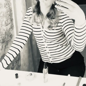 Superfin kofta/tröja - Jättesöt tröja/kofta! Strl L men passar vra på mig som har S i toppar så väldigt liten i storleken! Nästan aldrig använd🙌🏼💕