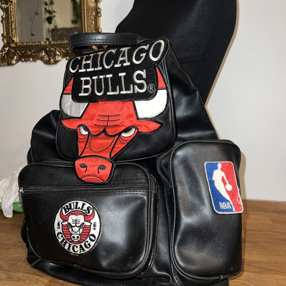 En athentic Chicago bulls ryggsäck från late 80s från USA🔥finns inte till salu längre . Väskor.