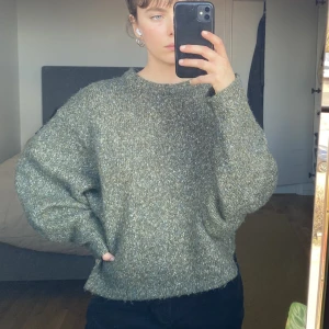 Carin Wester stickad tröja grön  - Jättefin grön spräcklig stickad tröja från Carin wester, lite boxy fit. Som ny. 