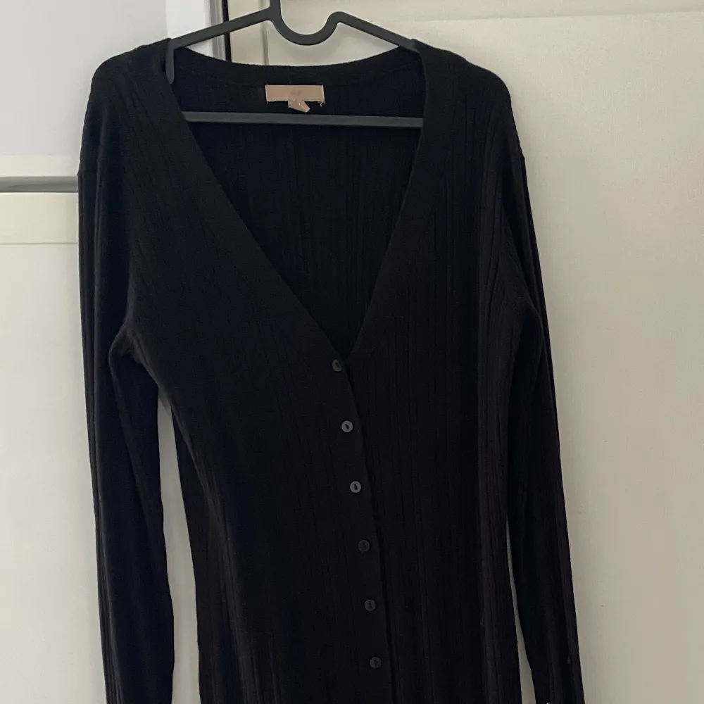 Lång ribbad svart klänning från h&m i storlek L. Aldrig använt . Klänningar.
