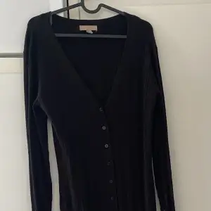 Lång ribbad svart klänning från h&m i storlek L. Aldrig använt 