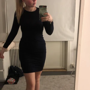 Långärmad marinblå klänning  - Denna långärmade marinblå kläning (syns mer på andra bilden) är super skön och fin men använder den aldrig, lite kortare men går ändå lugnt över rumpan. Super skönt tunt matriall