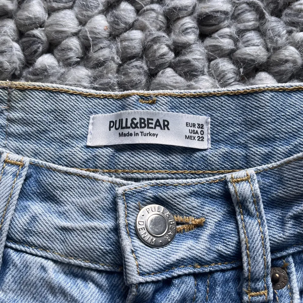 Fina jeans från pull&bear. Ingen användning av de längre då de blivit för små. Jeans & Byxor.