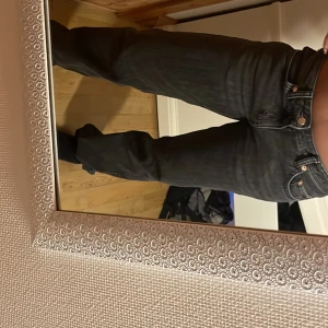 Weekday arrow low  - Säljer mina low waist jeans från weekday. Köpt för 560kr. Skriv för fler bilder eller frågor🫶🏼