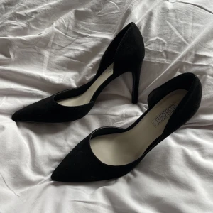 Pumps - Säljer dessa svarta pumps från Nelly då de är för stora för mig, därmed aldrig använda.☺️💕(nypris 450)