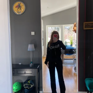 Juicy set med text❤️ - Det är ett svart juicy ser med text, det är användt men i väldigt fint skick. Säljer för att jag vill ha ett set med fickor, kan absolut byta❤️