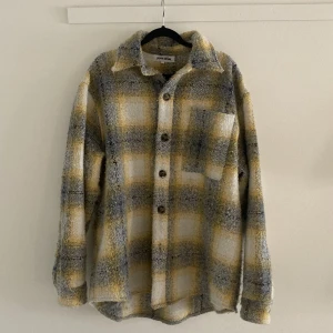 Fucking Awesome/Hockey Flanell Jacka Storlek L - En väldigt tjock flanell från Fucking Awesome. Väldigt varm och skönt material, funkar perfekt som en vår/höstjacka. Storlek Large. Köpt från FA hemsidan för cirka 1500kr 👁️🫦👁️