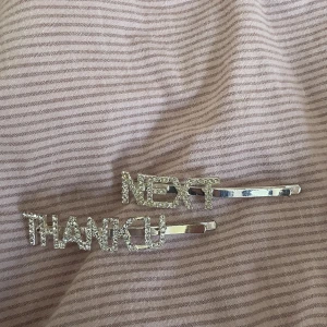 Ariana grande Thank u next klämmor  - Säljer mina Thank u next klämmor av Ariana grande från H&M . Dem finns inte att köpa i affären längre . Säljer för 50kr +frakt , Dem är inte använda 