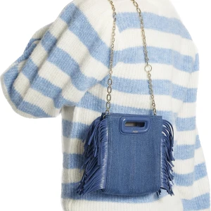 Maje denim bag  - En unik väska i denim från Maje !! 🫶🏻🫶🏻 Sååå fin till sommaren, är i superbra skick 😁 Tänker mig runt 1700 men är öppen för det mesta!! Något mer ljus och lik färgen på modellbilden än på mina bilder 🫶🏻båda banden följer med ❤️