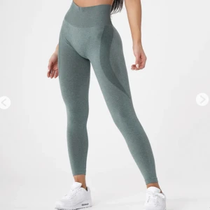 NVGTN THIGHTS - Forest green contour seamless leggings från NVGTN! Sjukt snygga thights som är väl använda, men ändå i väldigt bra skick! Säljer för jag tröttnat lite på färgen. Ord pris 615, säljer för 200kr + frakt.😊storlek S, skönt töjbart material