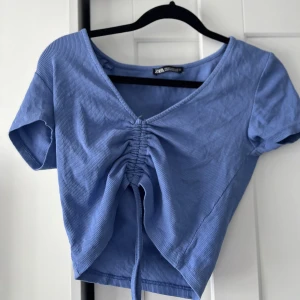 Zara topp med knytning  - Topp från zara med knytning 