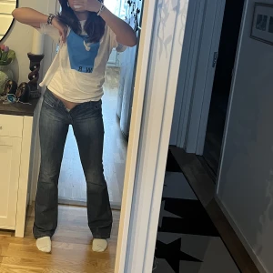 lowwaist bootcut jeans - as fina lowwaist bootcut som är alldeles för små för mig😖😖 (jeansen är försmå på mig på bilderna som ni kan se, men de är för att visa hur de sitter på) W29 L34 men skulle säga att de sitter som en W27L34