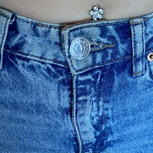 Jeans  - Skitsnygga jeans från Gina med hål för knäna, sitter jättesnyggt men jag har blivit för stor för dem så sitter inte så fint på mig 🫣