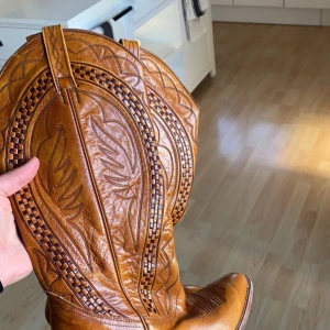 Cowboyboots  - Säljer ett par cowboy boots från Dan post, äkta skinn, nypris runt 2000kr💗