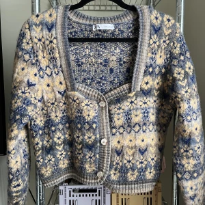 Cardigan fr. Zara - Superfin tröja från Zara. Köpte den här på Plick men insåg att det inte var min stil. Jättegott skick 🧡den liiiite mer orange irl. 