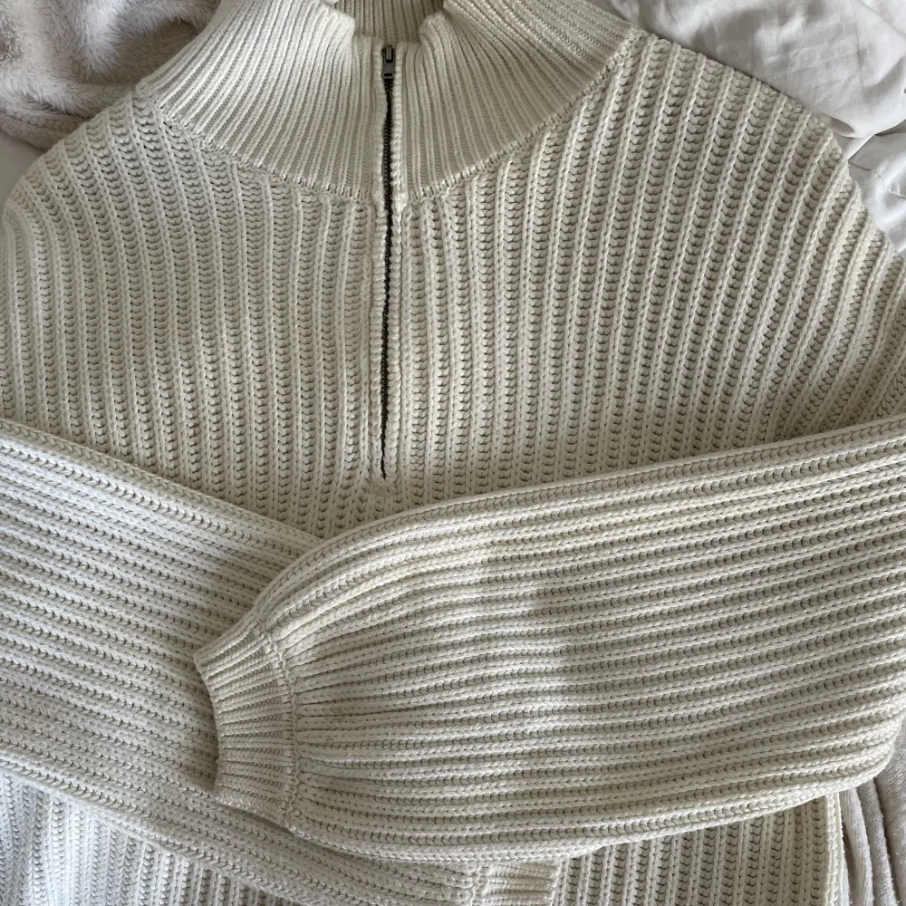 Säljer denna aldrig använda stickade zip up tröjan som är perfekt nu för våren. Den är från nakd och krämvit . Stickat.