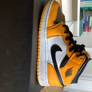 Jordan 1 mid taxi - Jag köpte dom originellt för 1500 säljer dom för 1/3 nu efter som dom är för små för mig och använda 
