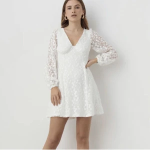 Vit klänning - Säljer denna superfina slutsålda klänningen från Gina tricot i storlek 36❤️Skriv för mer bilder❤️