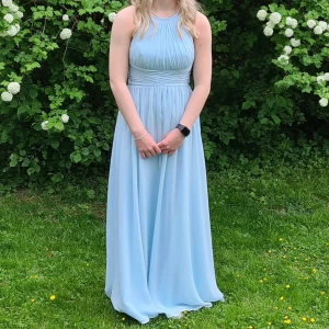 balklänning💙 - säljer denna superfina balklänningen från jjshouse, köpte på plick förra året och har använts två gånger totalt. uppsydd att passa någon 160-165, men går att ta ner💙nypris 1400, säljer för 600 + frakt☺️