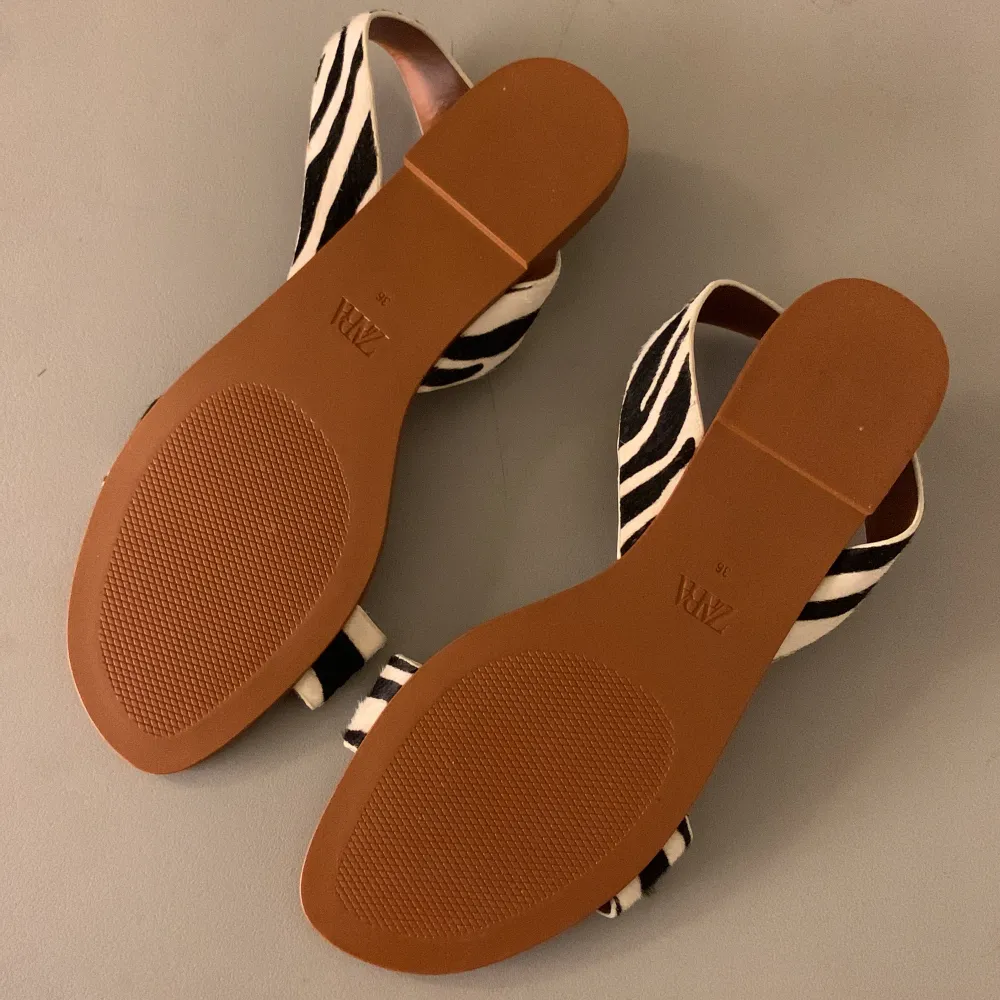 Sandaletter från Zara i storlek 36 i Zebra imitation. Ser ut som zebrapäls. Aldrig använda.. Skor.