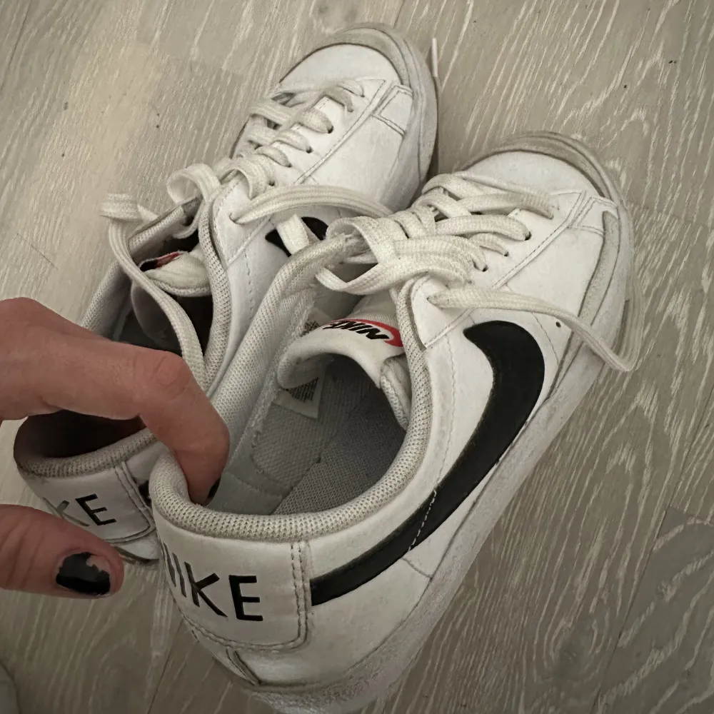 Nike SB skor i storlek 37.5. Inte så slitna, bara smutsiga! . Skor.