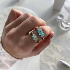 Kristall ring - Säljer handgjorda äkta kristallringar☺️💗 denna modellen kommer med tre små kristaller och finns att göra i dom flesta kristallerna man kan tänka sig(finns fler än dem på bilden med)😆💫 