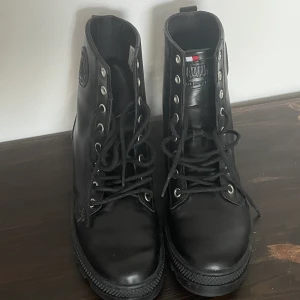Palladium kängor/ boots - Näst intill oanvända kängor/boots från märket Palladium. Inga skador, säljs då jag har dubbla par. Nypris ca 900kr, pris går att diskutera