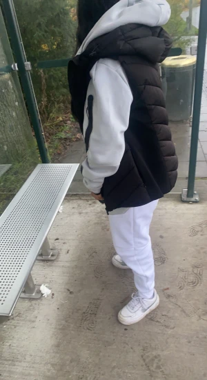 Nike tech  - Nike tech knappt använd. Köpt för 3500kr kan få den för 2900.. Bra pris för båda byxorna och flisen. Kan diskutera pris.