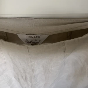 Linnebyxor  - Linnebyxor ifrån Primark  Jättebra skick, använda en gång Storlek 34 Mid/high waist, avslappnad passform Nypris ca 250kr Mitt pris 75kr Hör av dig vid frågor🥰