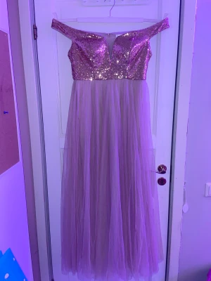 Klänning - Aldrig använd. Har endast provat den 1 gång, den var för liten för mig.