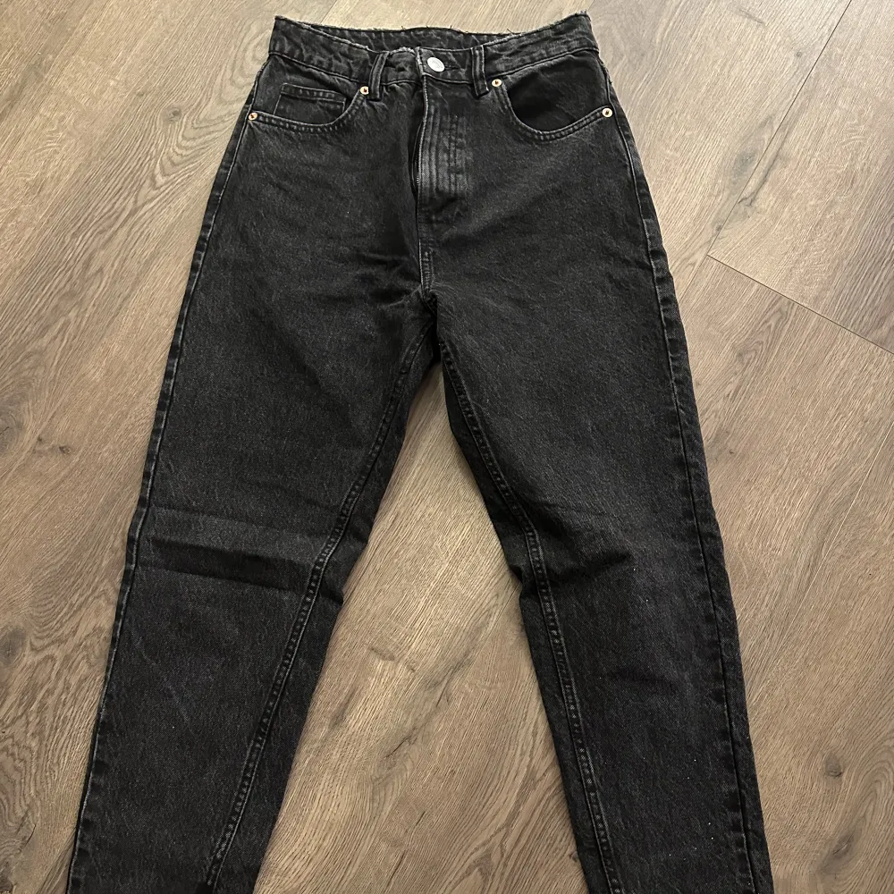 Grå/ svarta jeans använda ett par gånger. Storlek 34. . Jeans & Byxor.