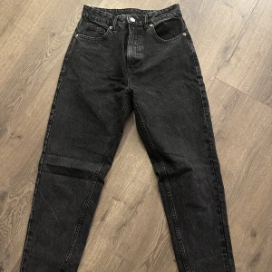 Zara - Grå/ svarta jeans använda ett par gånger. Storlek 34. 