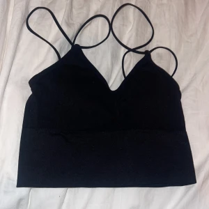 Sporttopp/bralette - Fin sporttopp/bralette som är vadderad med spaghettiband
