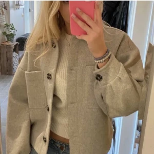 Kappa  - Beige/grå kappa från nakd. (Första bilden är lånad) Perfekt nu till våren men även på hösten. Passar även med halsduk! Storlek 36. Nypris 899kr 💖skriv för frågor eller fler bilder