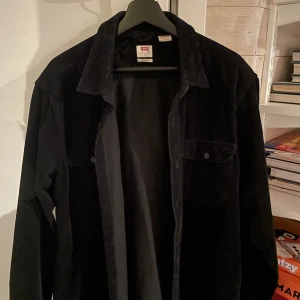 Levis Manchester Overshirt - Levis Manchester Overshirt, Herr. (Säljer åt min pojkvän) Nästan ny, Använd 2 gånger (sitter för stort på mig) Strl XL (sitter något mindre, som en stor L)  Felfritt skick, nypris 799kr Jag söker 449+📦 för den. 