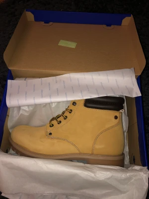 Skor som passar alla kön  - Helt nya skor som inte har kommit till användning alls fler intresserade skriv privat gärna 