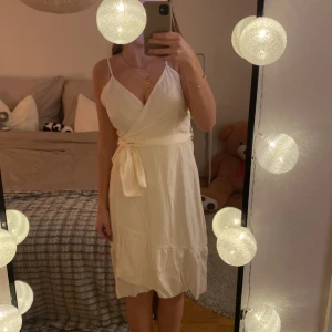 Vit volangklänning från shein - Säljer vit volangklänning klänning från shein. Aldrig haft tillfälle till att använda. Super bra skick och stämmer överens i storleken. Köparen står för frakt!