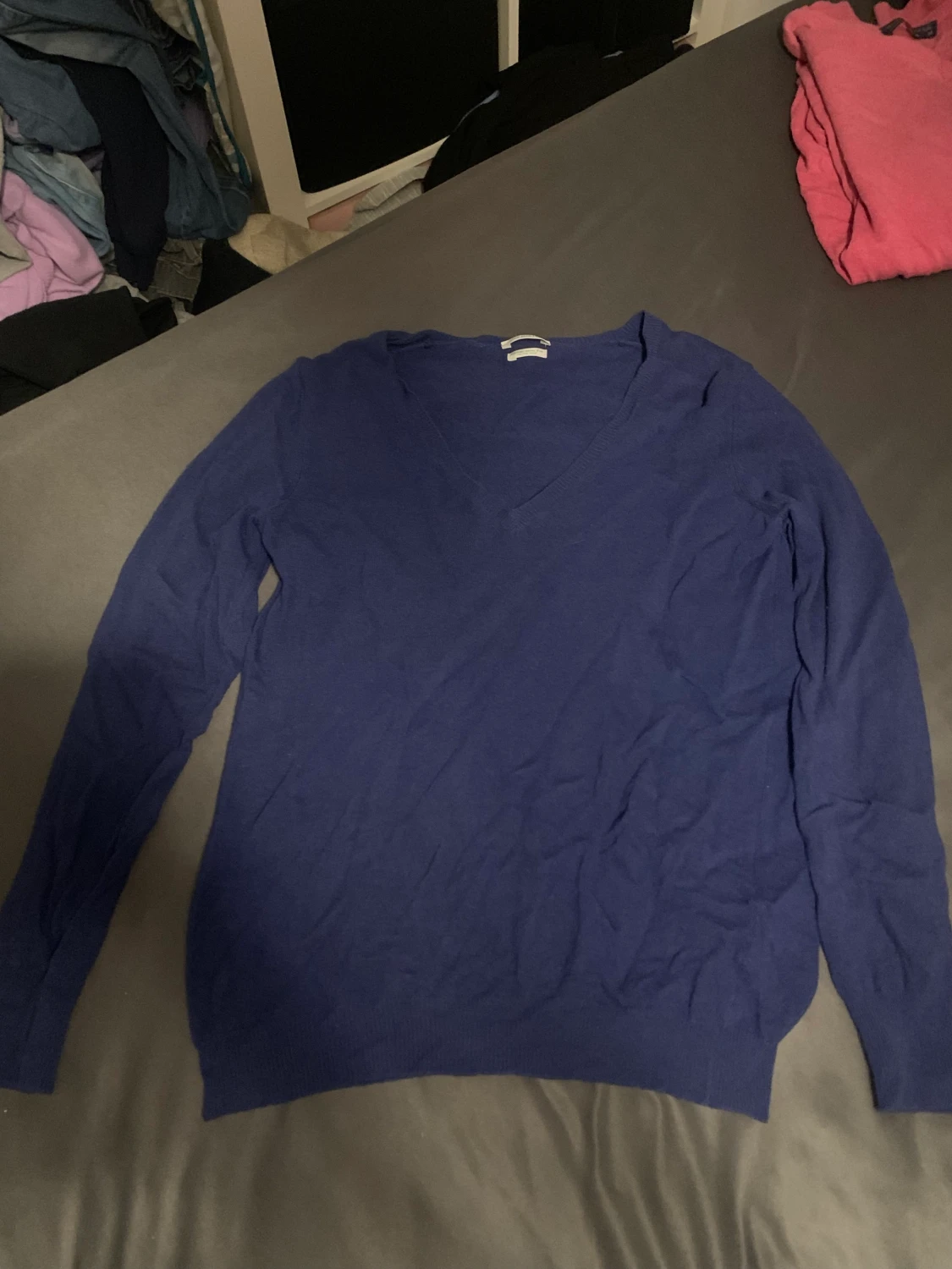 Mörkblåa stickad vringad tröja 