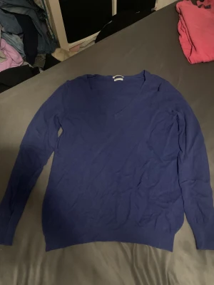 Mörkblåa stickad vringad tröja  - Säljer nu min jättefina vringade mörkblåa tröja från Stile benetton