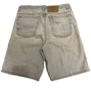 Jeans shorts  - Coola jeans shorts från beyond retro, bra skick💛💛skulle säga att storleken är som en S