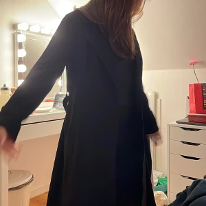 Svart lång kappa - Säljer denna super fina svarta långa kappa💕💕 