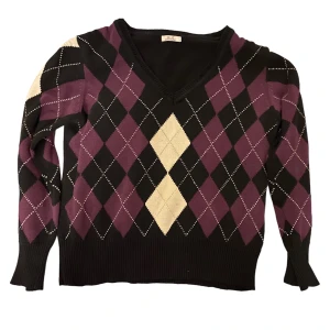 Stickad tröja  - Säljer denna jätte fint sticka tröja i strl M som har köpt på secondhand som finns i bra skick och har använt den knapp