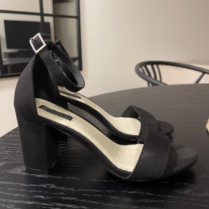 Klackar från Nelly - Säljer dessa klackar som aldrig använts och bara ligger i garderoben, var tyvärr för stora på mig. Från Nelly.com :)