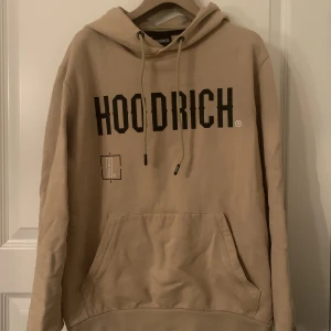 Hoodrich Hoodie! - En Hoodrich hoodie i perfekt skick! Använt endast en gång men vill gärna sälja den eftersom den är inte direkt min stil!! Jätteskön och jättebra passform för storlek S!!❤️❤️kan skicka fler bilder och pris kan diskuteras vid intresse!!