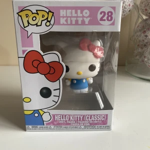 Hello Kitty funko pop - Säljer den här jätte fina hello Kitty funkon som är svårt att få tag på! Den är i ett super bra skick men har bara inte varit rätt hos mig och e därför jag säljer den🌟 dm om du är intresserad💓